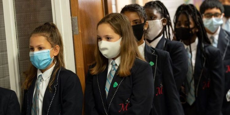 جدل حول ارتداء الكمامات في المدارس البريطانية