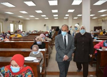 رئيس جامعة الزقازيق يواصل جولاته التفقدية لسير امتحانات بكلية التمريض