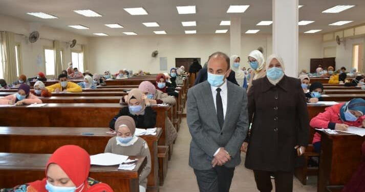رئيس جامعة الزقازيق يواصل جولاته التفقدية لسير امتحانات بكلية التمريض