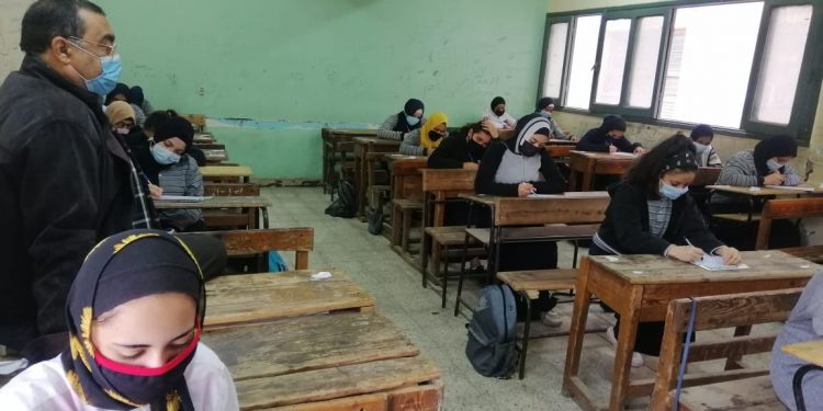 محافظ بورسعيد: غير مسموح بالغياب من المدارس إلا في الحالات الضرورية