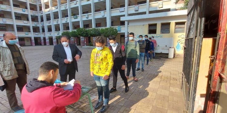 تعليم الجيزة: 166 ألف طالب بالمرحلة الإعدادية أدوا الامتحان اليوم (صور)