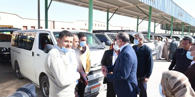 رئيس جامعة سوهاج يتابع عملية نقل الطلاب إلى المقر الجديد