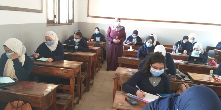 انطلاق امتحان التاريخ لطلاب الأول الثانوي وتداول الإجابات عبر "التليجرام"