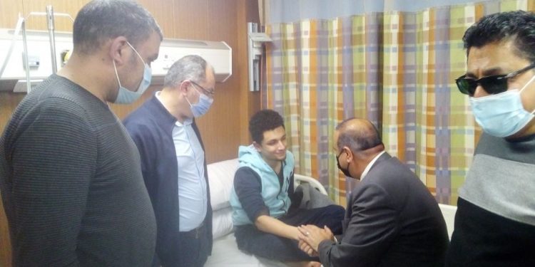 وكيل تعليم مطروح يطمئن على صحة طالب بالمدرسة النووية في مستشفى العلمين