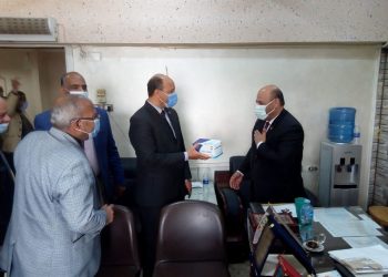 أبو زيد يتابع الإجراءات الاحترازية بالمديرية ويشدد على ارتداء العاملين للكمامات