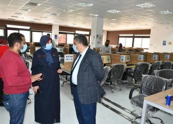 ٧١١ طالبا يؤدون الاختبارات الإلكترونية بجامعة قناة السويس