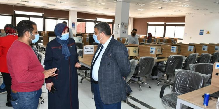 ٧١١ طالبا يؤدون الاختبارات الإلكترونية بجامعة قناة السويس