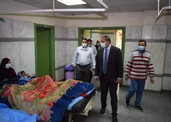 رئيس جامعة سوهاج يطمئن على مصابي حادث القطار ويؤكد استقرار حالتهم الصحية