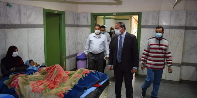 رئيس جامعة سوهاج يطمئن على مصابي حادث القطار ويؤكد استقرار حالتهم الصحية