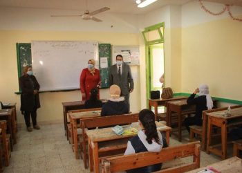 وكيل المهن التعليمية يحذر من التعامل على حسابه بموقع فيس بوك