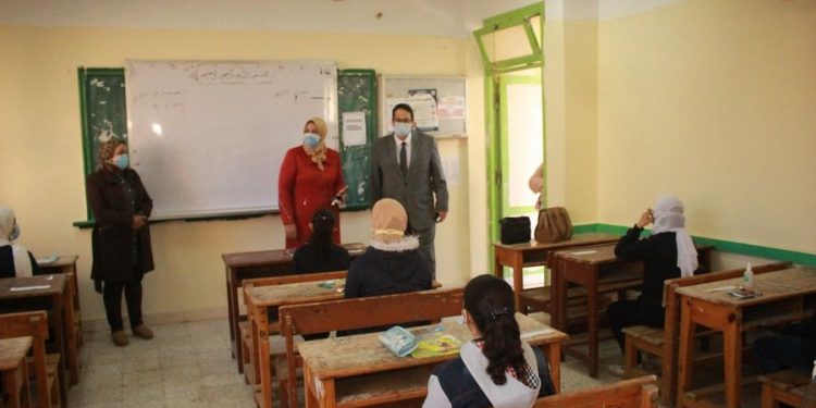 وكيل المهن التعليمية يحذر من التعامل على حسابه بموقع فيس بوك