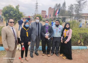 محافظ الغربية يسلم وكيل التعليم بالمحافظة درع الكشافة