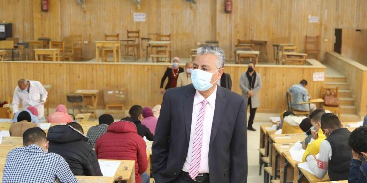 2731 طالبا يؤدون الامتحانات بجامعة جنوب الوادي|صور