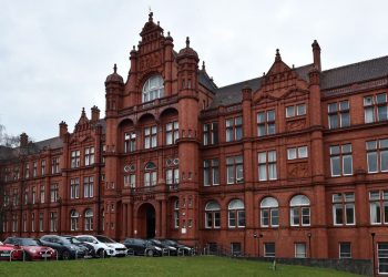 جامعة سالفورد البريطانية تقدم منحة لطلاب البكالوريوس