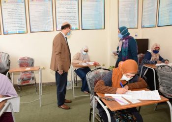نائب رئيس جامعة أسيوط يتابع سير امتحانات الدراسات العليا بكلية التمريض | صور