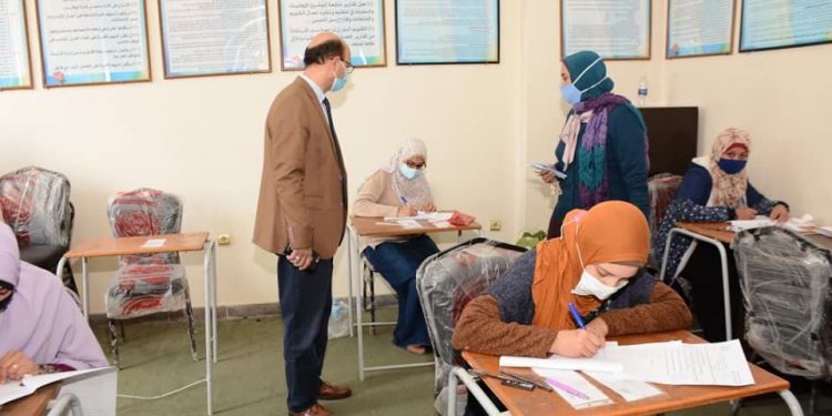 نائب رئيس جامعة أسيوط يتابع سير امتحانات الدراسات العليا بكلية التمريض | صور