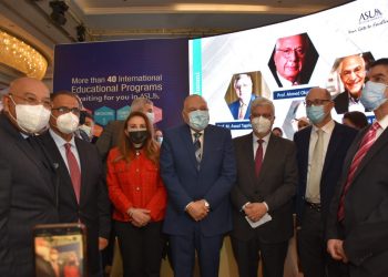 "عين شمس": إقبال كبير على جناح الجامعة بمعرض التعليم العالي|صور