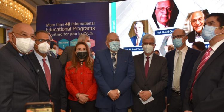 "عين شمس": إقبال كبير على جناح الجامعة بمعرض التعليم العالي|صور