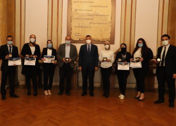 رئيس جامعة عين شمس يكرم طلاب «الحقوق» بعد إنجاز جامعة أكسفورد