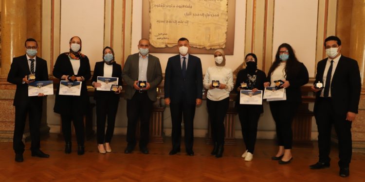 رئيس جامعة عين شمس يكرم طلاب «الحقوق» بعد إنجاز جامعة أكسفورد