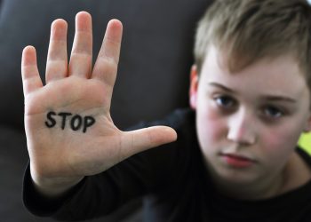 بعد حوادث الاعتداء الجنسي الصادمة.. خبير يوضح إجراءات عاجلة لحماية أطفالك