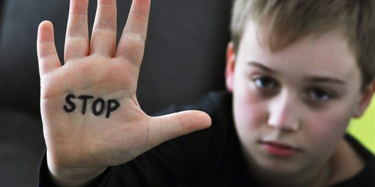 بعد حوادث الاعتداء الجنسي الصادمة.. خبير يوضح إجراءات عاجلة لحماية أطفالك