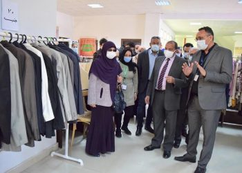 رئيس جامعة بني سويف يفتتح معرضًا خيريًا للملابس بكلية علوم ذوي الاحتياجات الخاصة