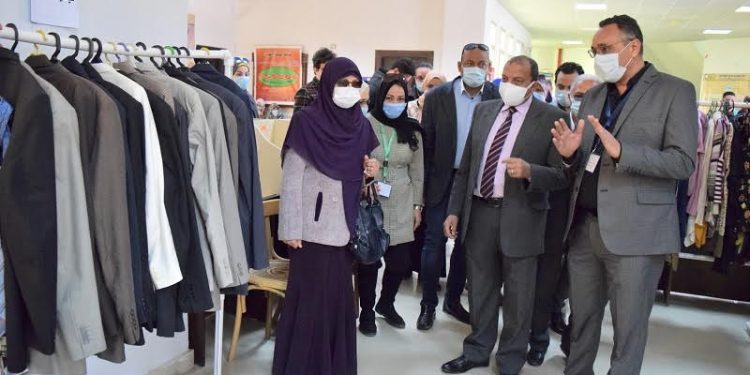 رئيس جامعة بني سويف يفتتح معرضًا خيريًا للملابس بكلية علوم ذوي الاحتياجات الخاصة