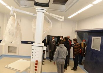 رئيس جامعة أسيوط يتابع تركيب كبسولات العمليات بالمستشفى الجامعي