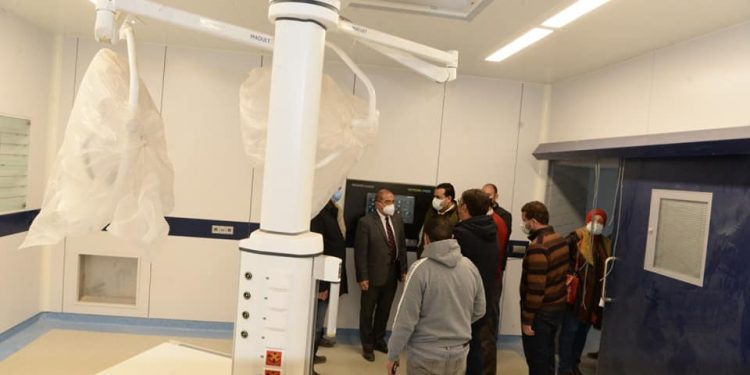 رئيس جامعة أسيوط يتابع تركيب كبسولات العمليات بالمستشفى الجامعي