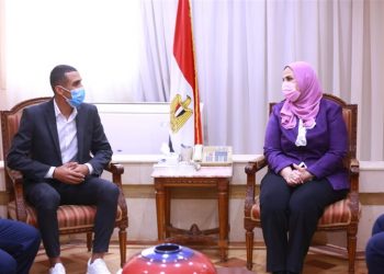 التضامن تكرم معيد بجامعة الزقازيق وتهديه دعم مادى 2000 جنيه شهريا