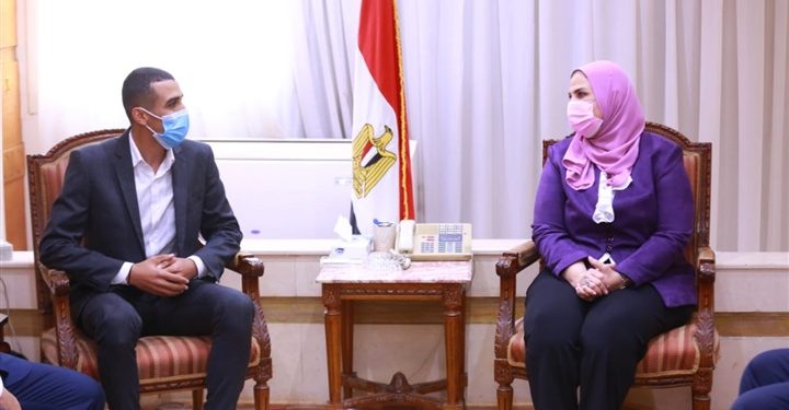 التضامن تكرم معيد بجامعة الزقازيق وتهديه دعم مادى 2000 جنيه شهريا