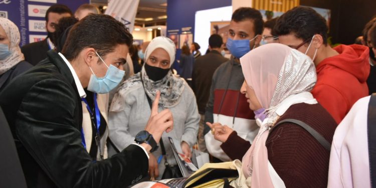 "عين شمس": إقبال على جناح جامعة عين شمس بالمعرض الثامن للتعليم العالي لليوم الثاني
