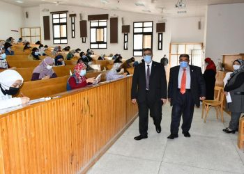 ٤٤٠١ طالب يؤدون امتحانات مقرر حقوق الإنسان بجامعة القناة