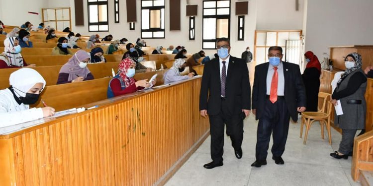 ٤٤٠١ طالب يؤدون امتحانات مقرر حقوق الإنسان بجامعة القناة