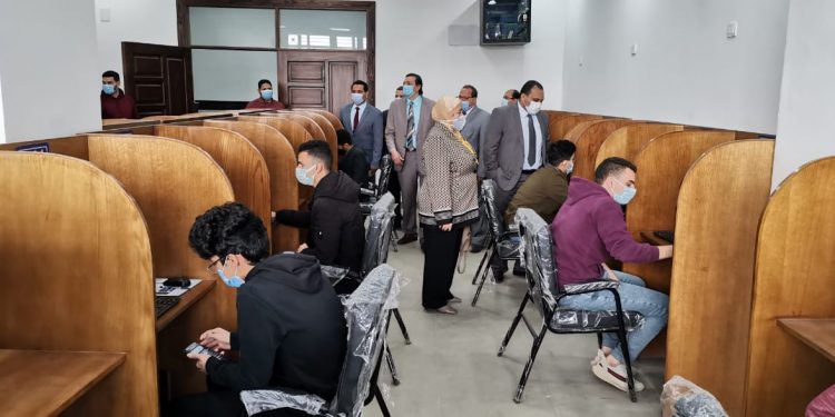 أول اختبار إلكترونى لطلاب كلية الحاسبات بجامعة بنها|صور