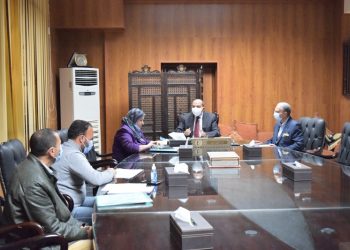رئيس جامعة بني سويف يترأس اجتماع وحدة إدارة السيارات