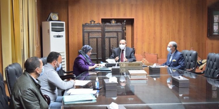 رئيس جامعة بني سويف يترأس اجتماع وحدة إدارة السيارات