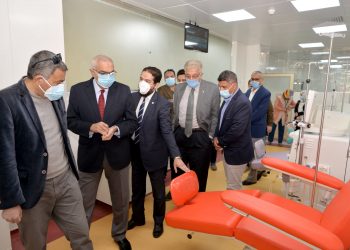 رئيس جامعة المنصورة يتفقد التجهيزات النهائية بمستشفى الأطفال