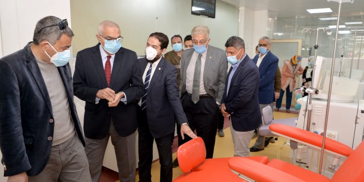 رئيس جامعة المنصورة يتفقد التجهيزات النهائية بمستشفى الأطفال