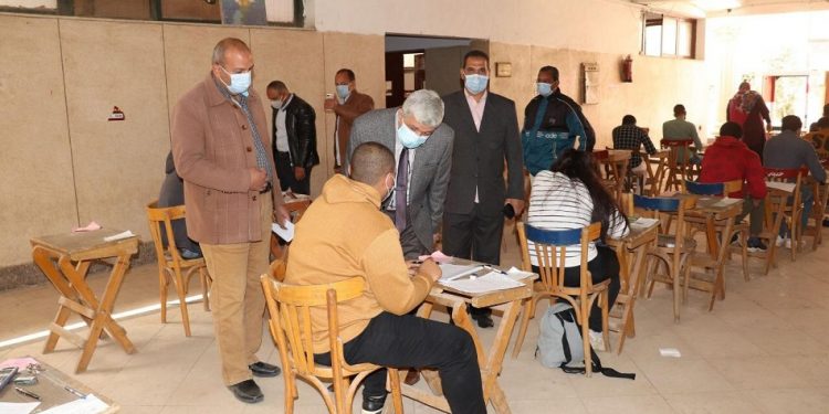 نائبا رئيس جامعة سوهاج يتفقدان امتحانات التيرم الأول
