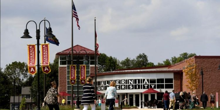 جامعة ألفيرنيا البريطانية تقدم منحة لطلاب البكالوريوس