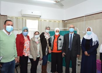 نائب رئيس جامعة أسيوط يتلقى الجرعة الأولى من لقاح كورونا