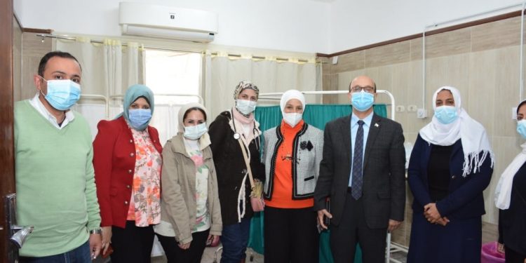 نائب رئيس جامعة أسيوط يتلقى الجرعة الأولى من لقاح كورونا