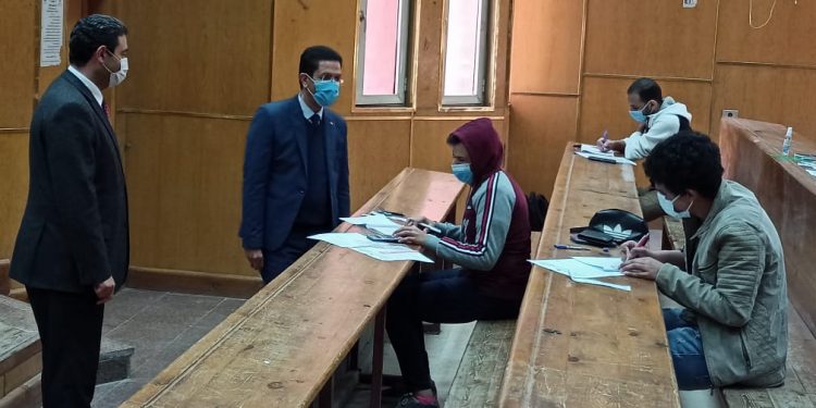  رئيس جامعة بنها يتفقد سير الامتحانات بـ"هندسة شبرا"