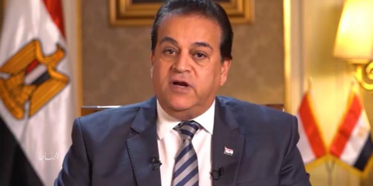 وزير التعليم العالى يتلقى تقريرًا حول جهود مركز بحوث وتطوير الفلزات