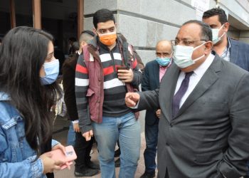 رئيس جامعة حلوان فى جولة تفقدية جديدة فى محطة مترو الجامعة