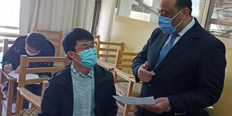 عميد "آداب طنطا"يتفقد سير الامتحانات لطلاب شعبة اللغة العربية لغير الناطقين بها