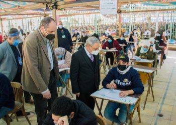 رئيس جامعة طنطا يتفقد امتحانات الفرقة الرابعة بكلية التجارة