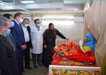 رئيس جامعة سوهاج يزور «سيدة الساطور»